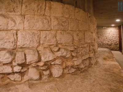 Appena scesi ci troviamo di fianco a una porzione dei muri perimetrali e dell�abside della chiesa del 1080: la struttura � composta di uno strato inferiore di pietre grezze che rappresentavano le fondamenta e di uno superiore che presenta blocchi maggiormente squadrati